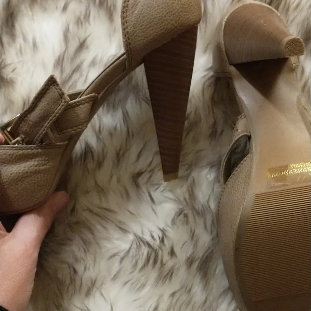 Super cute tan Qupid heels
